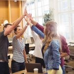 Una guía para crear una cultura unificada después de una fusión o adquisición
