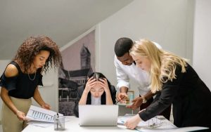 Lee más sobre el artículo Investigación: Por qué los empleados trabajan mientras están enfermos y cómo los líderes pueden detenerlo