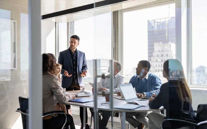 Lee más sobre el artículo LIDERAZGO ADAPTATIVO Y SITUACIONAL: CLAVE PARA GUIAR EQUIPOS EN UN MUNDO CAMBIANTE