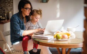 Lee más sobre el artículo ENTRE EL TRABAJO Y EL CUIDADO: LICENCIAS, TURNOS Y APOYO INSTITUCIONAL
