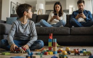 Lee más sobre el artículo GENERACIONES ANSIOSAS (II). LAZOS FAMILIARES DESCONECTADOS